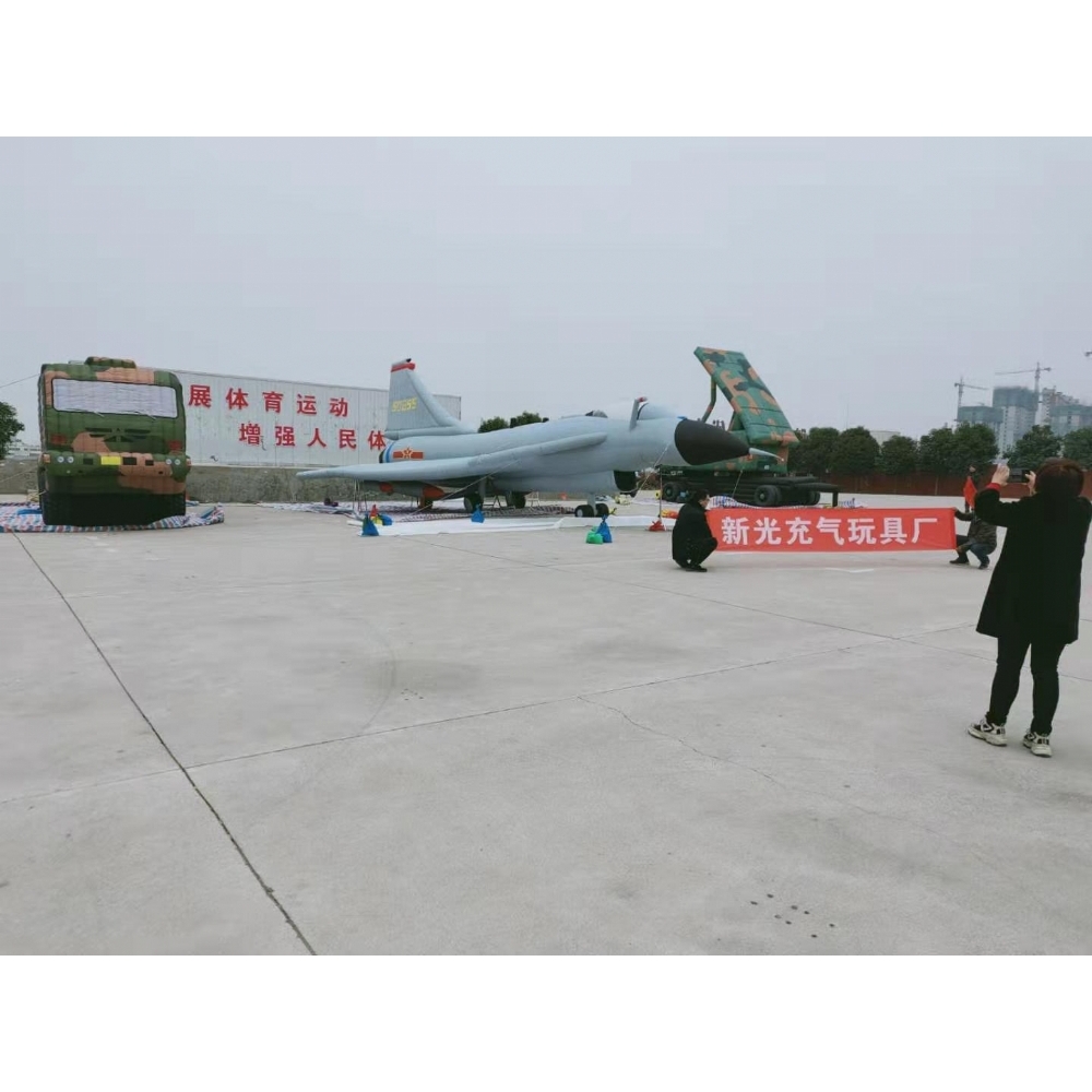 假目标在战场上应用广泛，是吸引敌人火力的有效手段，我们开发研制的充气式假目标、采用PVC面料，分割气室结构成型，造型逼真，性能优越，价格低廉，是战场假目标的首选。
